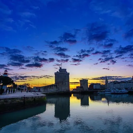 Appartement Cocon Iode Cosy Equipe, Baigne De Lumiere, Situe Au Coeur De La Rochelle A 1min A Pied Du Marche Avec Tv Et Wifi *