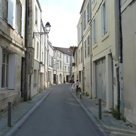 Cocon Iode Cosy Equipe, Baigne De Lumiere, Situe Au Coeur De La Rochelle A 1min A Pied Du Marche Avec Tv Et Wifi