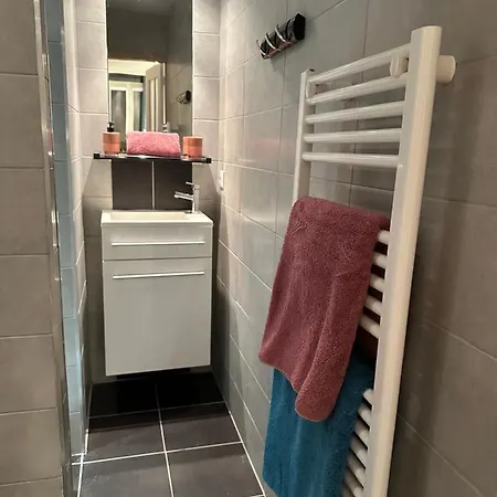 Cocon Iode Cosy Equipe, Baigne De Lumiere, Situe Au Coeur De La Rochelle A 1min A Pied Du Marche Avec Tv Et Wifi