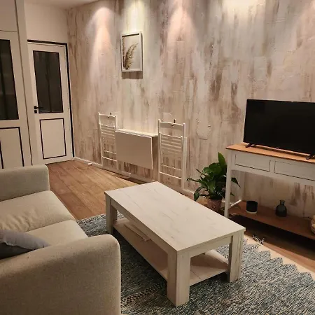 Cocon Iode Cosy Equipe, Baigne De Lumiere, Situe Au Coeur De La Rochelle A 1min A Pied Du Marche Avec Tv Et Wifi Apartment La Rochelle (Charente-Maritime)