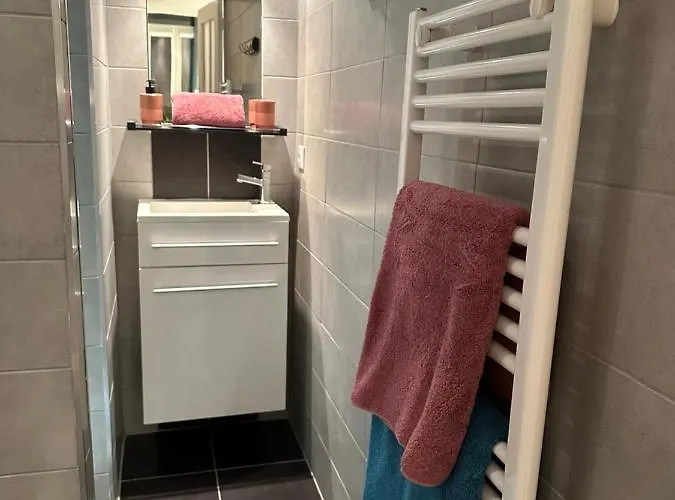 Cocon Iodé Cosy équipé, Baigné De Lumière, Situé Au Cœur De à 1min à Pied Du Marché Avec Tv Et Wifi