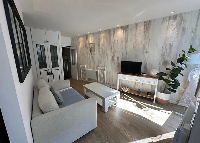 Cocon Iodé Cosy équipé, Baigné De Lumière, Situé Au Cœur De à 1min à Pied Du Marché Avec Tv Et Wifi La Rochelle (Charente-Maritime)